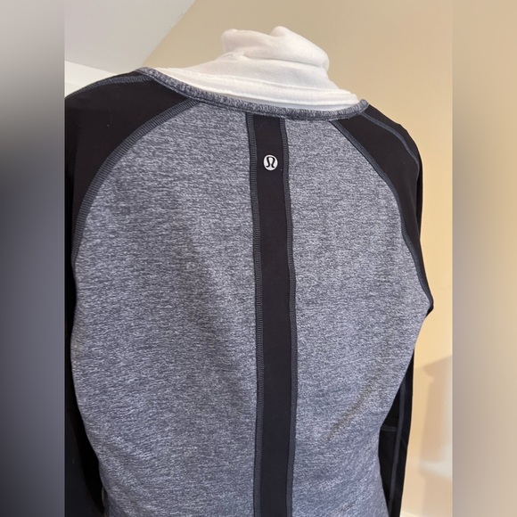 Lululemon Long-sleeved top, estimated size 12 - Picture 4 of 7
